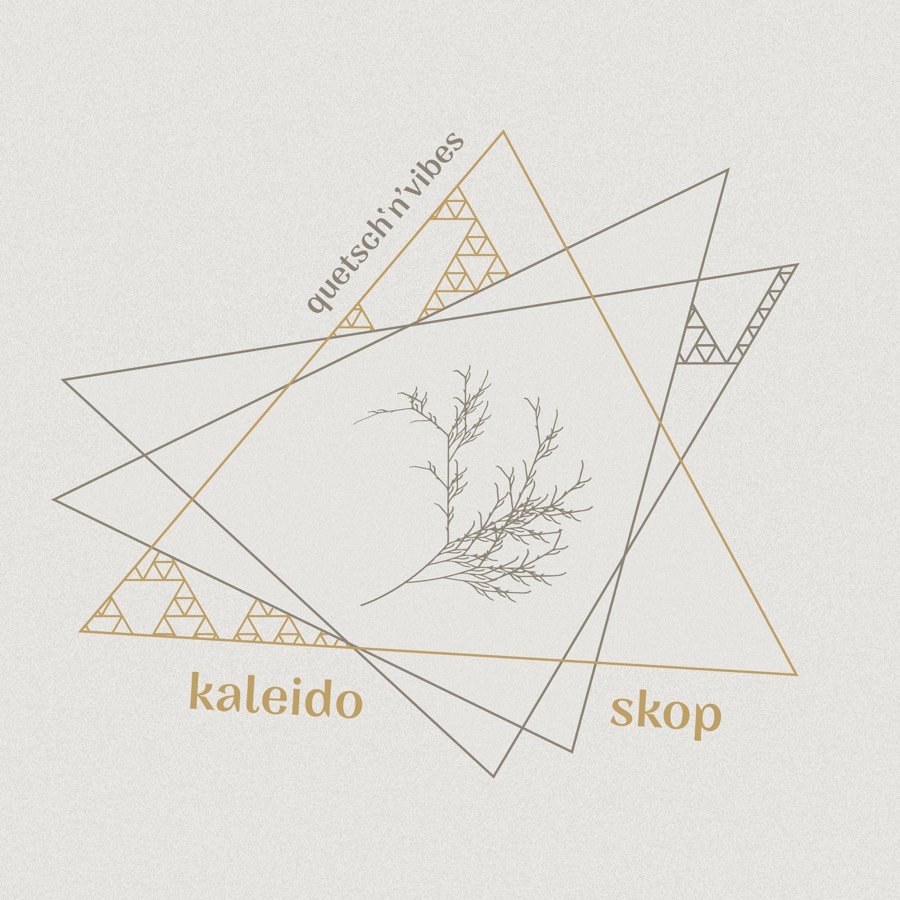 Albumcover „Kaleidoskop“: ineinander verschränkte Dreiecke in Gold und Grau, in der Mitte ein feiner Zweig.