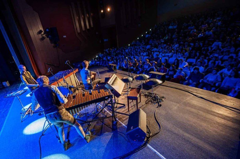 Weitwinkel von der Bühne beim BUM Fest in Žalec mit vollem Saal.