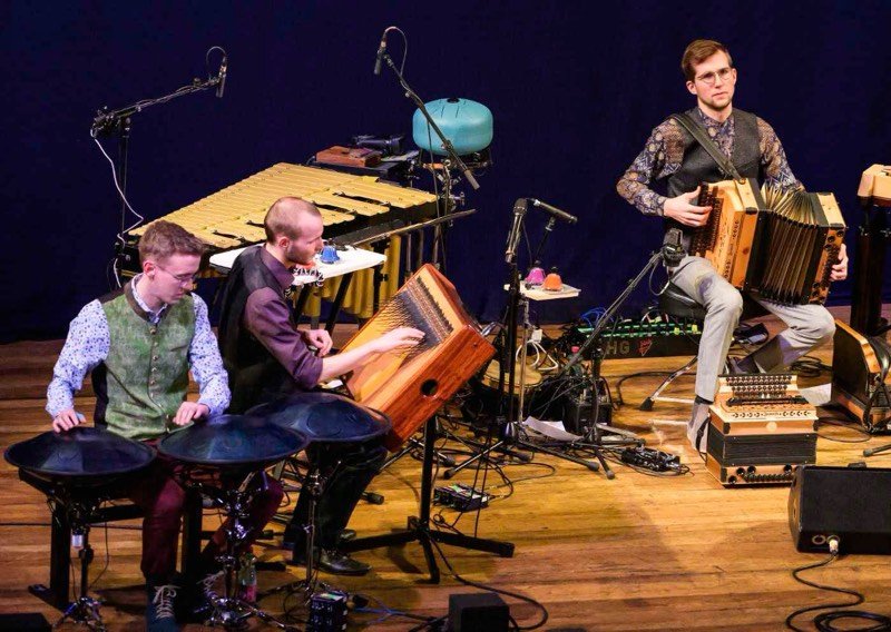 Das Trio auf der Bühne des Wiener Konzerthauses mit Handpans, Harmonika und Marimba.