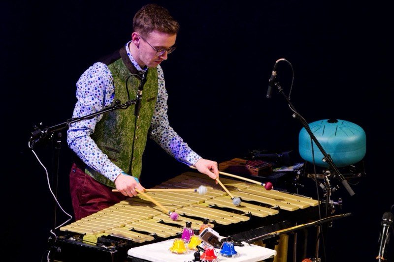 Leonhard Waltersdorfer spielt Vibraphon im Wiener Konzerthaus, im Hintergrund eine Handpan.
