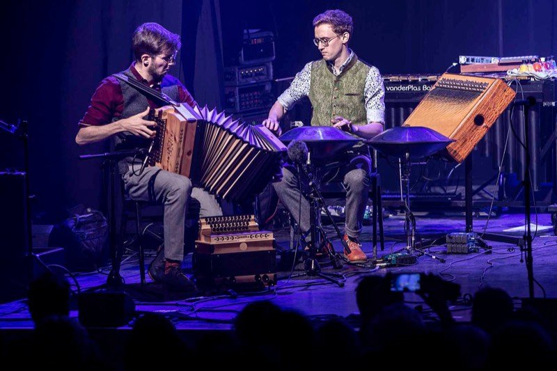 Konzert im Orpheum Graz: Harmonika, Handpans und Vibraphon in blauem Bühnenlicht.