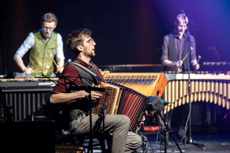 Jonny Kölbl mit Steirischer Harmonika im Vordergrund, dahinter Vibraphon und Marimba – Orpheum Graz.