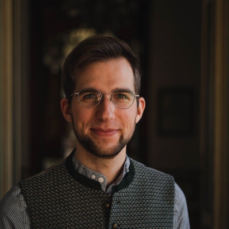 Porträt von Jonny Kölbl in Trachtenweste im Palais Auersperg.
