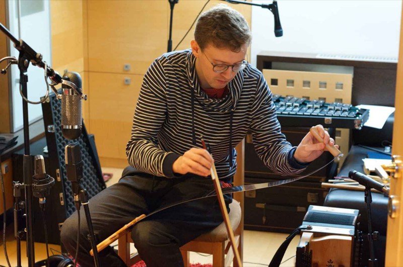Leonhard Waltersdorfer spielt im Studio die Singende Säge mit einem Bogen.