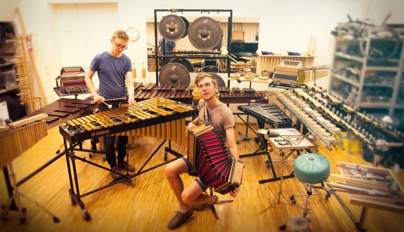 Leonhard Waltersdorfer am Vibraphon und Jonny Kölbl mit Steirischer Harmonika in einem Raum voller Gongs und Percussion.