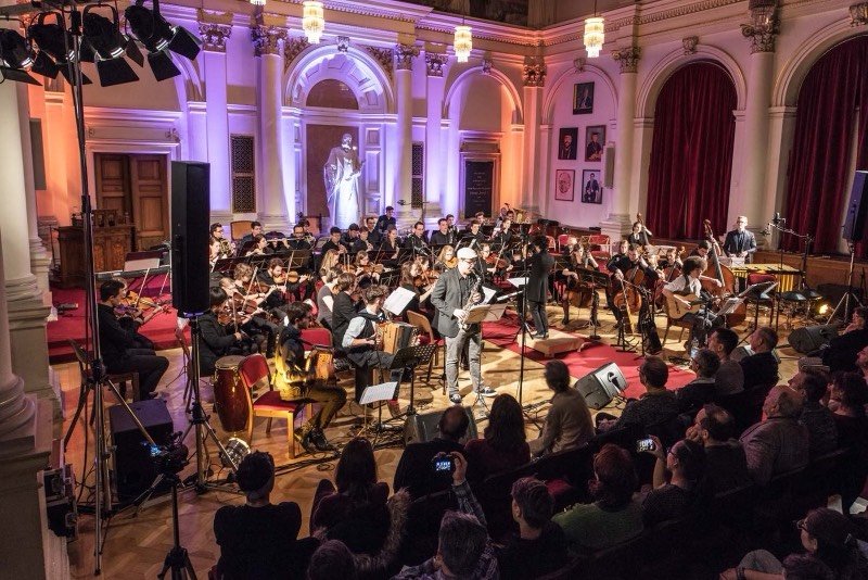 Symphonic Kernöl in der Aula der Karl-Franzens-Universität Graz mit Orchester, Harmonikas und Schlagwerk.